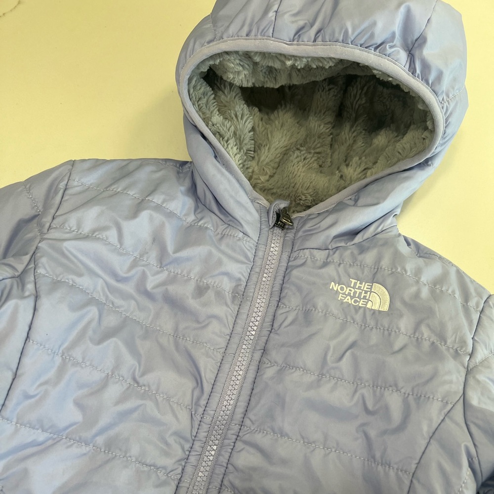 Girls The North Face jacket. Size 5t. Used very good condition.